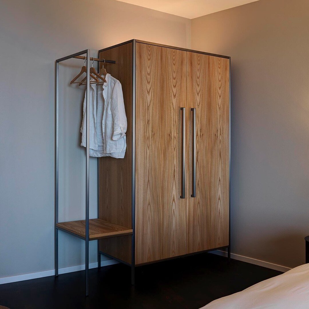 A lovely design piece in the annex of the @sorellhotels Z&uuml;richberg is the wooden elm closet with a unique structure.
Photo: @bruno_helbling_fotografie 

#sorell #hotel #hospitality #inspiration #interiordesign #interior #design #furniture #carpe