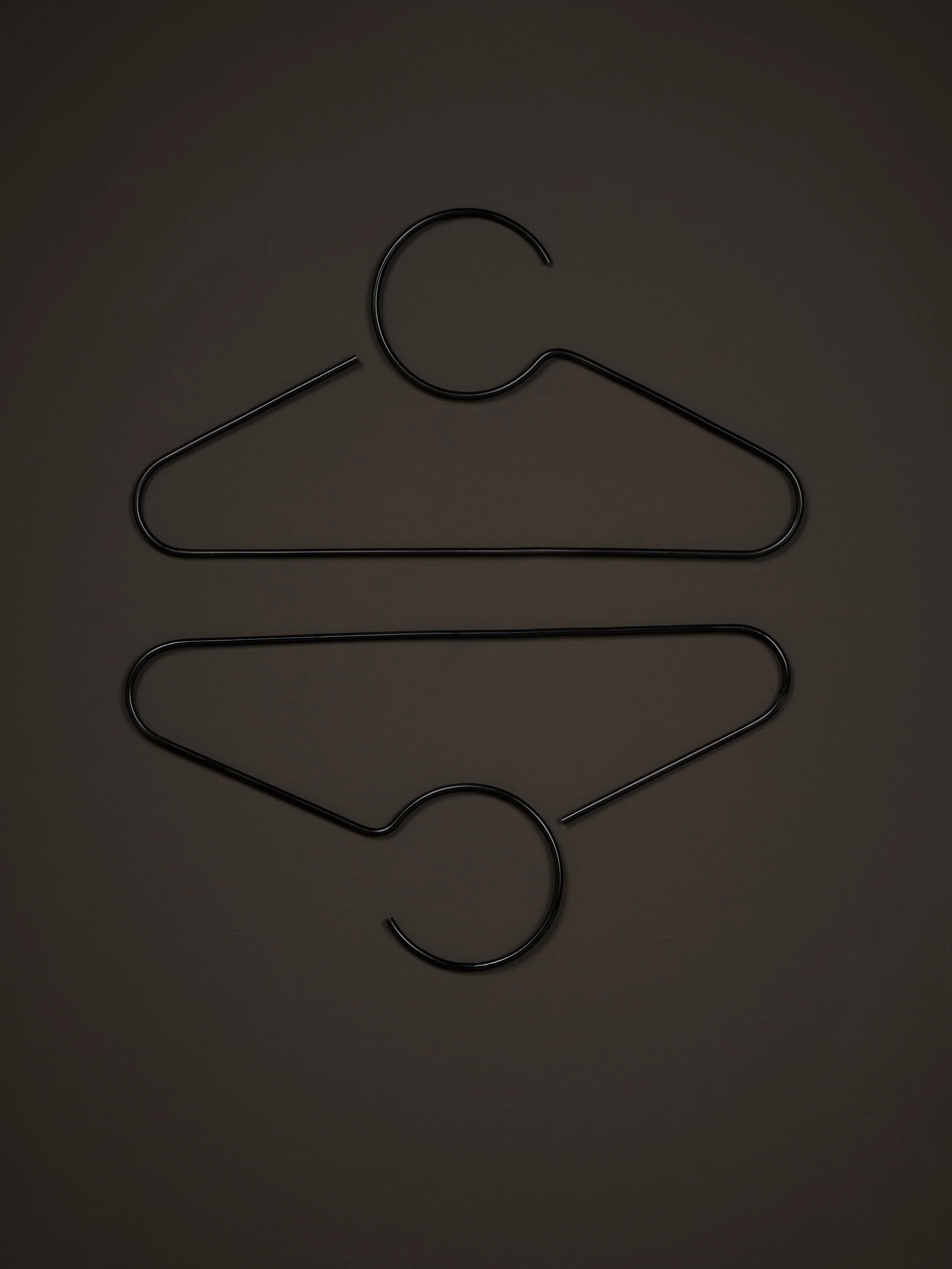 kb0124_accessoires_kleiderbuegel_stahl_black_schoenbuch3.jpg