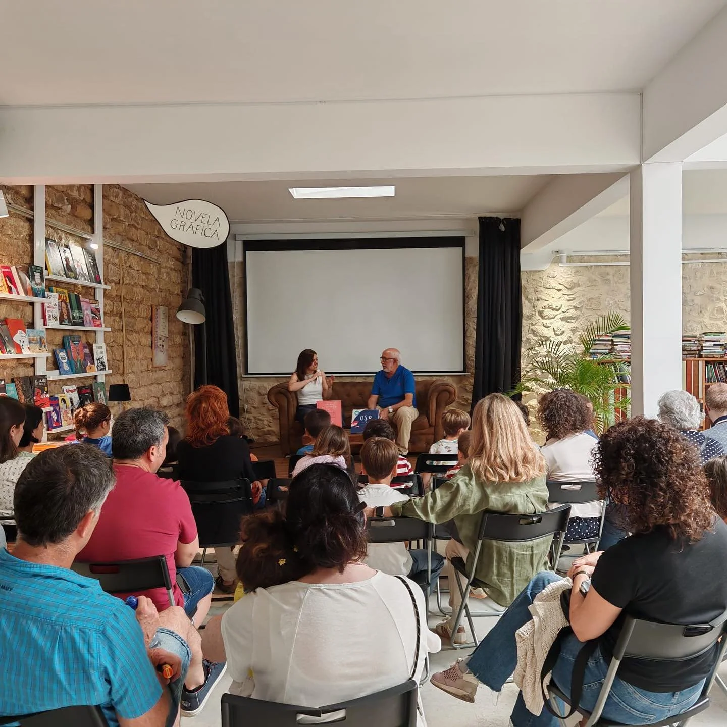 Momentos felices de los &uacute;ltimos meses:
1.Llenar la libreria @libreriapynchonco con la presentaci&oacute;n del cuento Mi libreria y yo 
2.Dar un taller en la biblioteca y en la librer&iacute;a de Alicante
3-4. Recibir el premio Villadelmelgar d