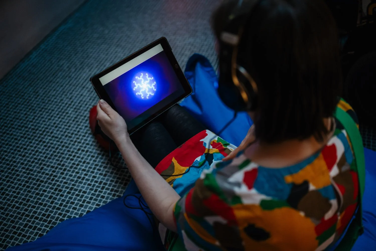 Visitor experiencing shemza.digital roots #1, an immersive audiovisual meditation by Aphra Shemza.