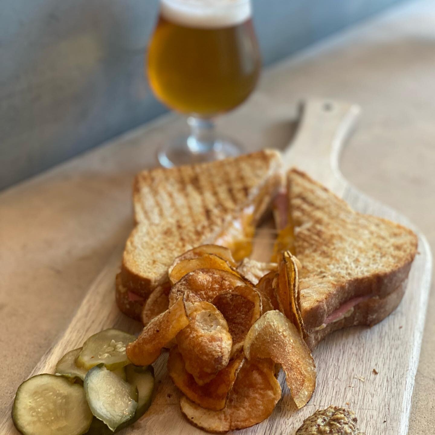 Doesn&rsquo;t matter if it&rsquo;s hot or cold out, a Five Cheese Toastie and a Beer is always a great idea. 

#foodpics #nycfood #toastie #foodporn #eaterny #chelseanyc #flatironnyc #chelseanyc #westvillagenewyork