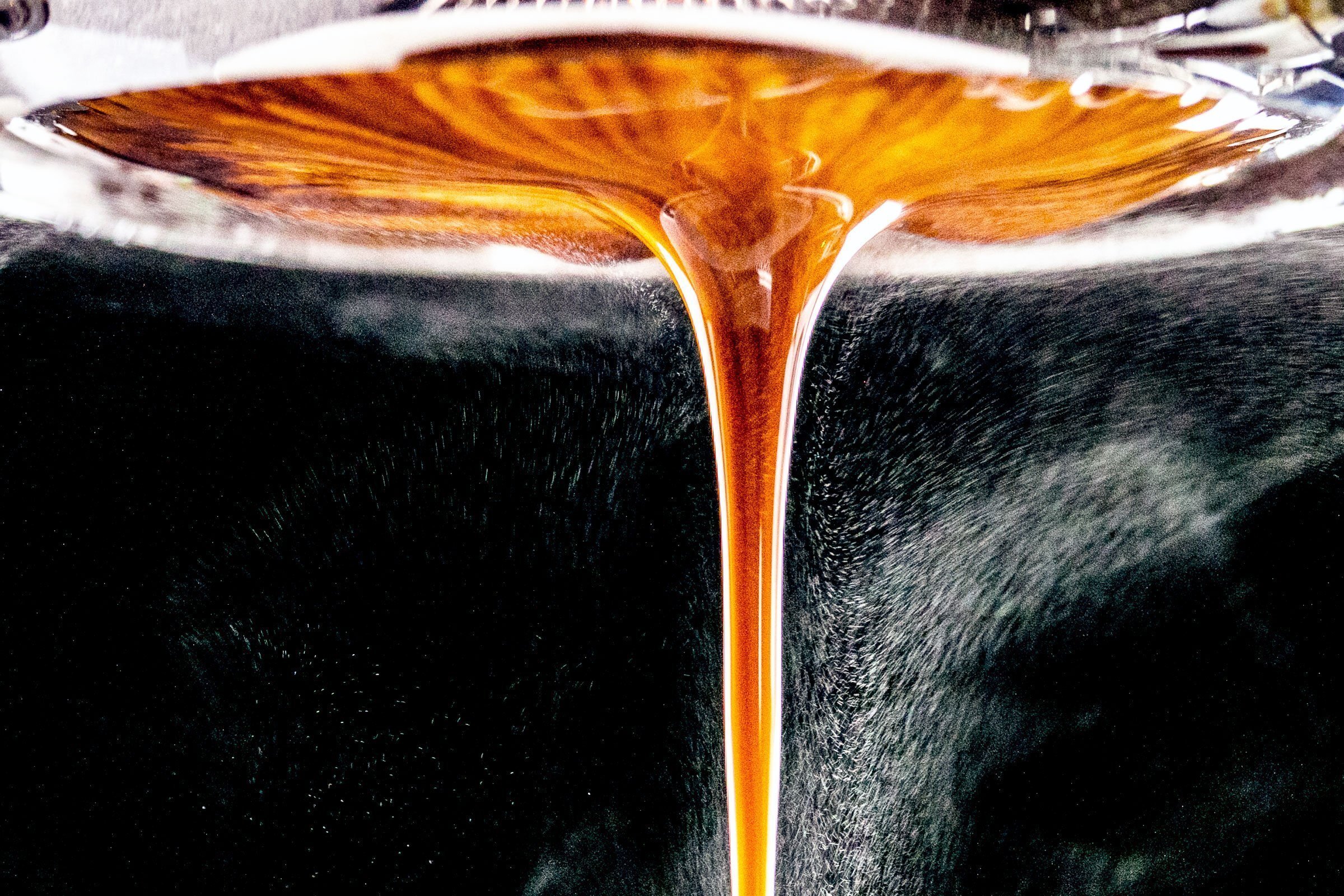 Bottomless-Portafilter-Espresso-Extraction-Detail_23462530-15d2-487c-98e0-4d69f12b278d_2400x.jpg