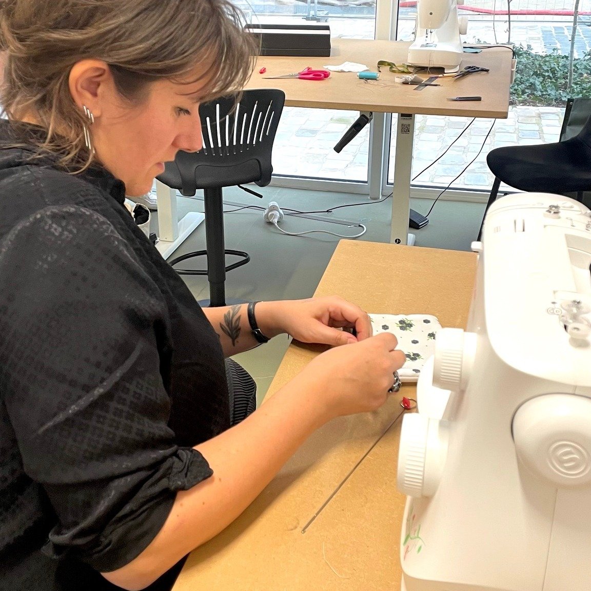 Envie d'apprendre le b.a.-ba de la couture tout en vous amusant ? 😄

A l'atelier, nous conseillons le cours &quot;mes d&eacute;buts&quot;, qui suit l'initiation et qui vous permettra de r&eacute;aliser 5 accessoires dans les tissus qui vous plaisent