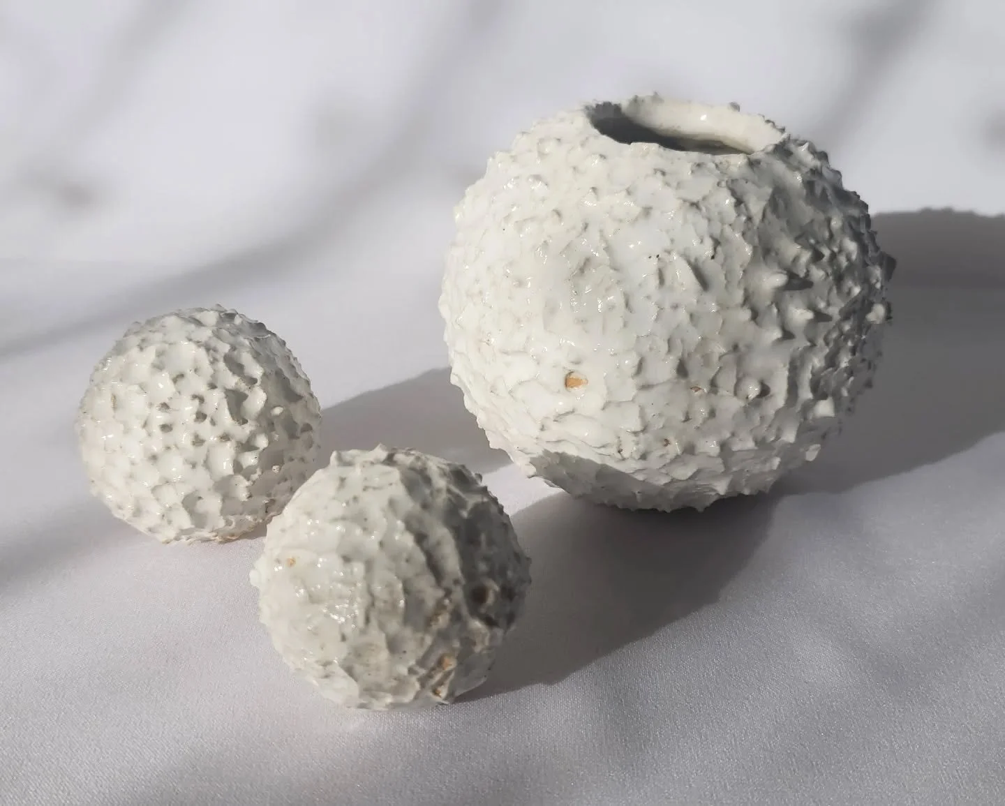 // Issue 70 - The Fragmented Body //

Artist: Leah Jordan

www.leahjordan.art

@leahjordanar

Hemochrome Blood Cell Trio
Description: Glazed stoneware ceramic. The Hemochrome Collection concerns blood cells; the tiny beings that flow around the body,