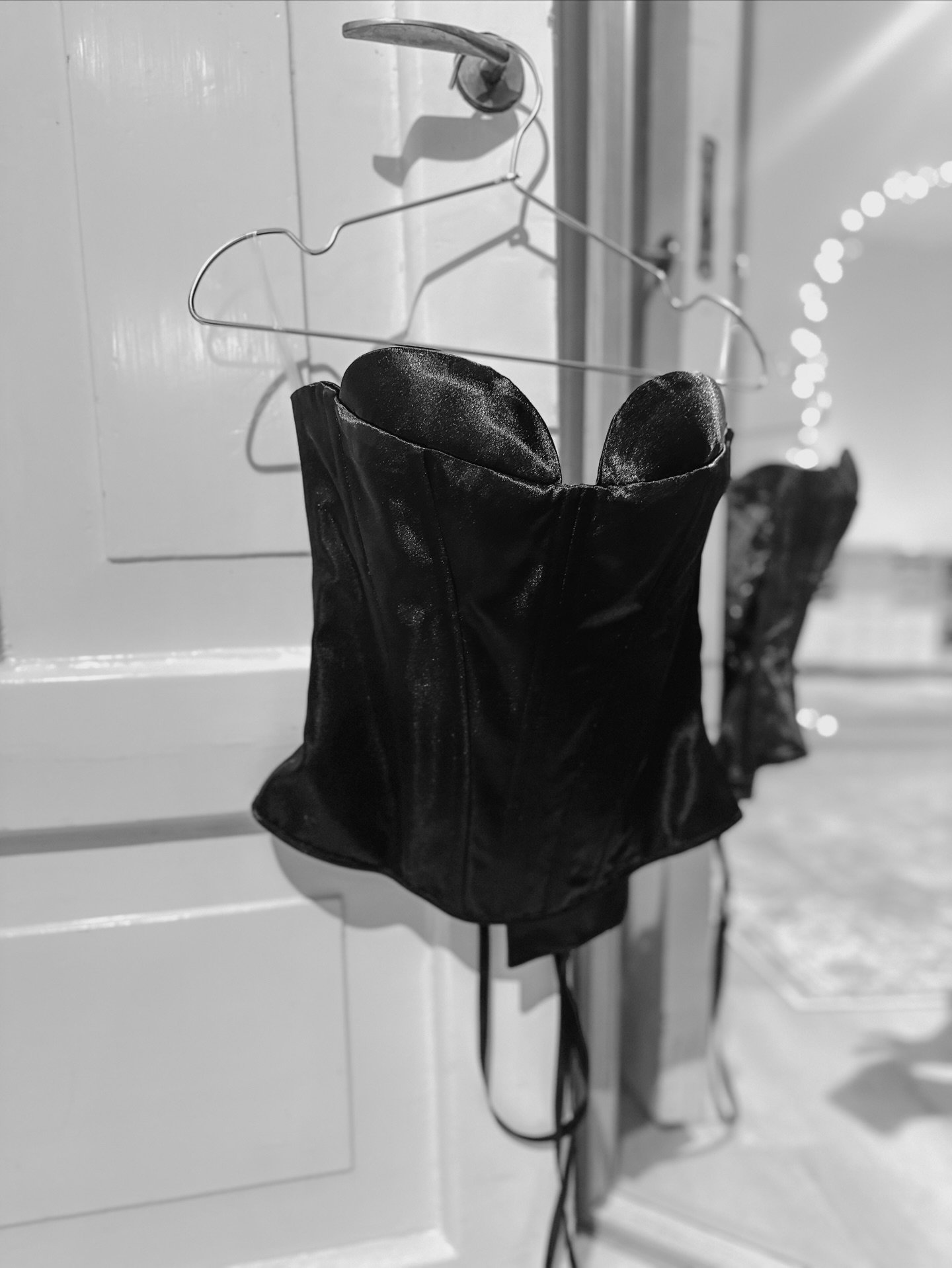 The corset has shaped both
fashion and the human form
for centuries.

Its story began in the 16th century,
when structured bodices first sculpted
the body into the ideal silhouette.

By the Victorian era, the corset had become
a symbol of elegance, d