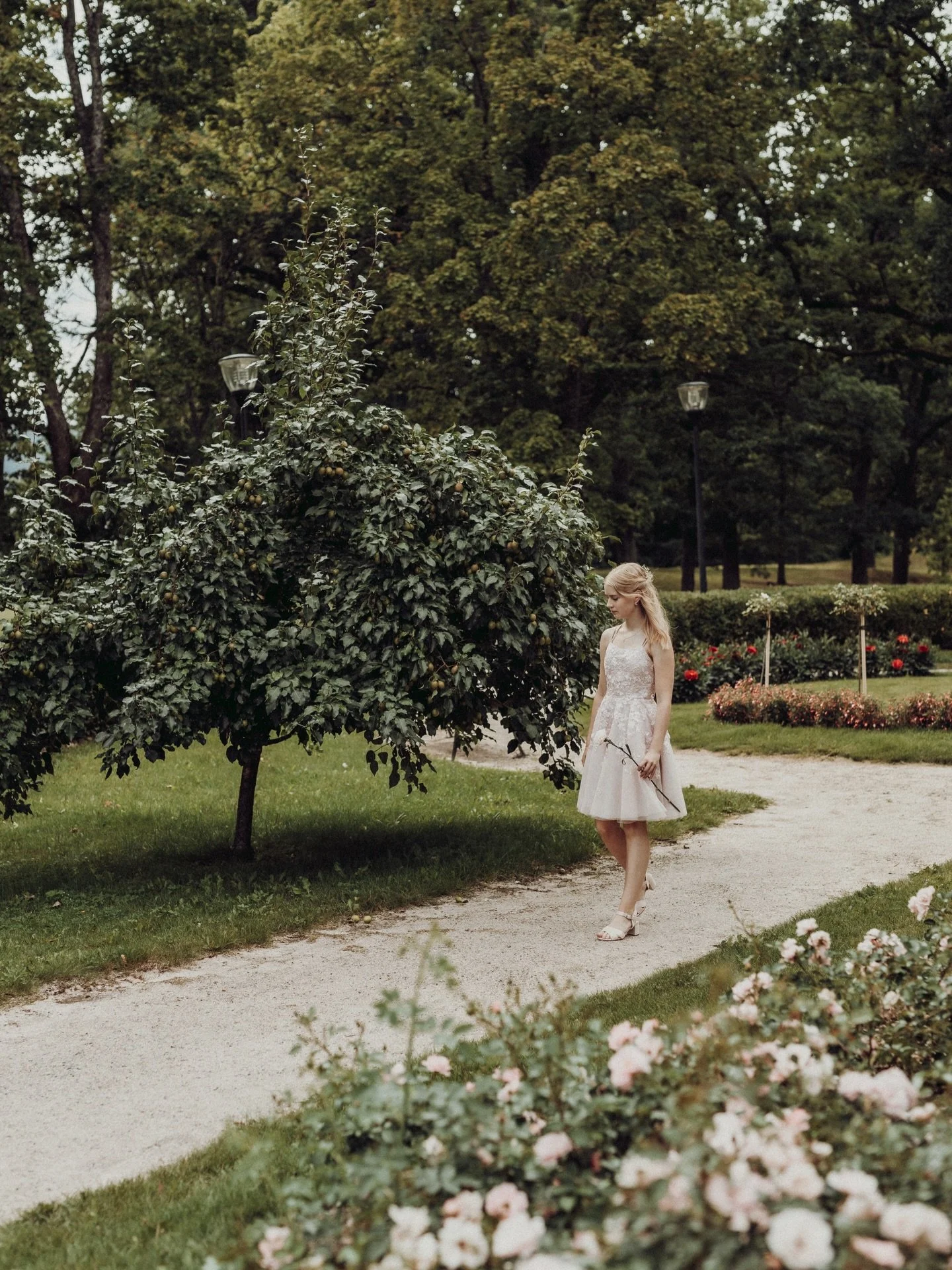 Rippijuhlat, valmistujaiset tai muut juhlat tulossa? 💐

Mulla olisi nyt tilaa 1&ndash;2 tilausty&ouml;lle t&auml;lle kev&auml;&auml;lle/alkukes&auml;lle 💓

Kuvassa rippimekko, joka on valmistettu mittatilauksena juuri kantajaansa varten 🫶🏻
T&auml