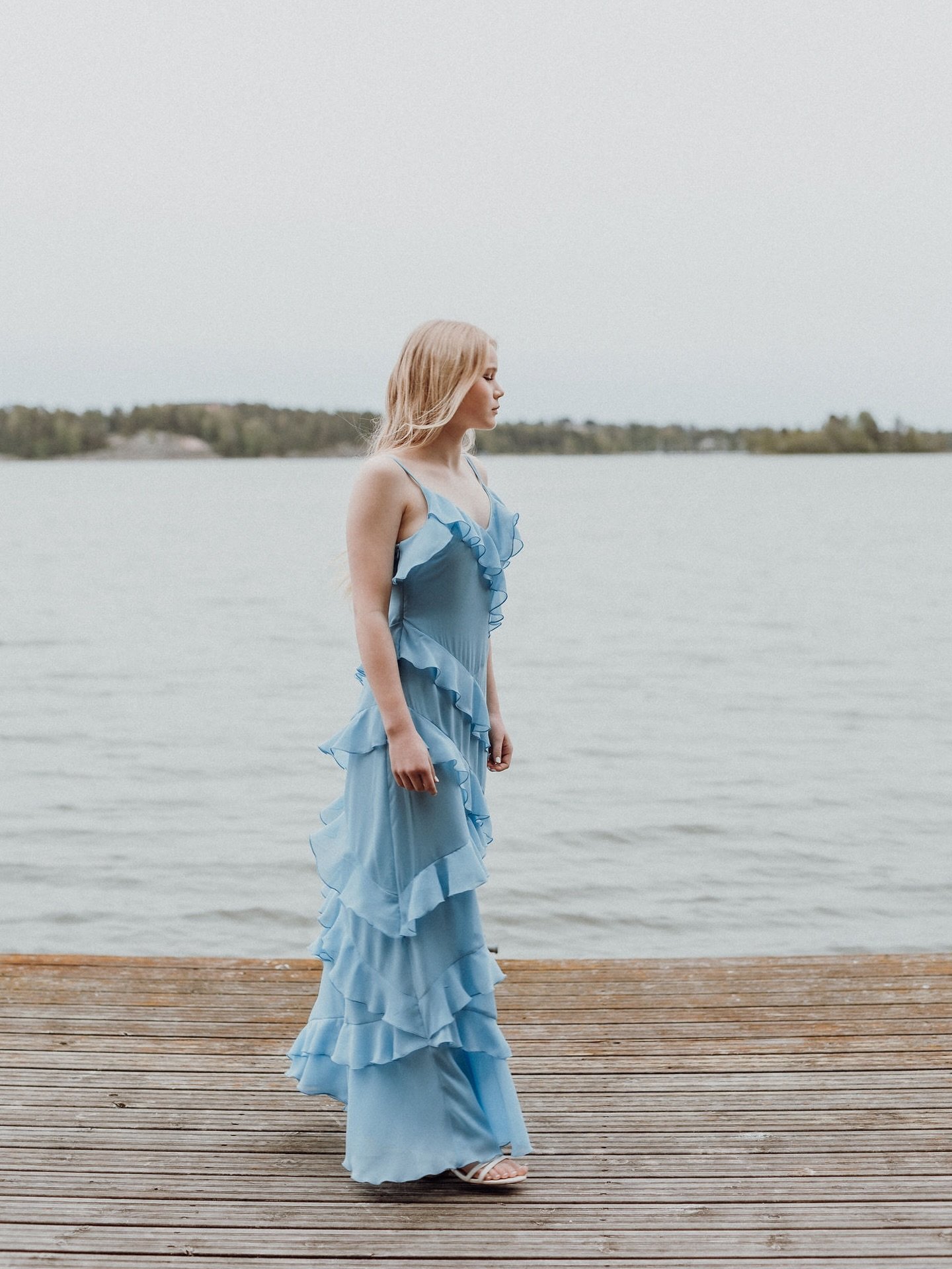 Kev&auml;&auml;n juhlat l&auml;hestyy! 💐 
Onko sulla tai l&auml;heisell&auml;si viel&auml; asu hankkimatta?

T&auml;m&auml; ihana &ldquo;Cinderella dress&rdquo; on my&ouml;s vuokrattavissa 🦋 
Laita viesti&auml;, niin sovitaan sovitus sek&auml; vuok