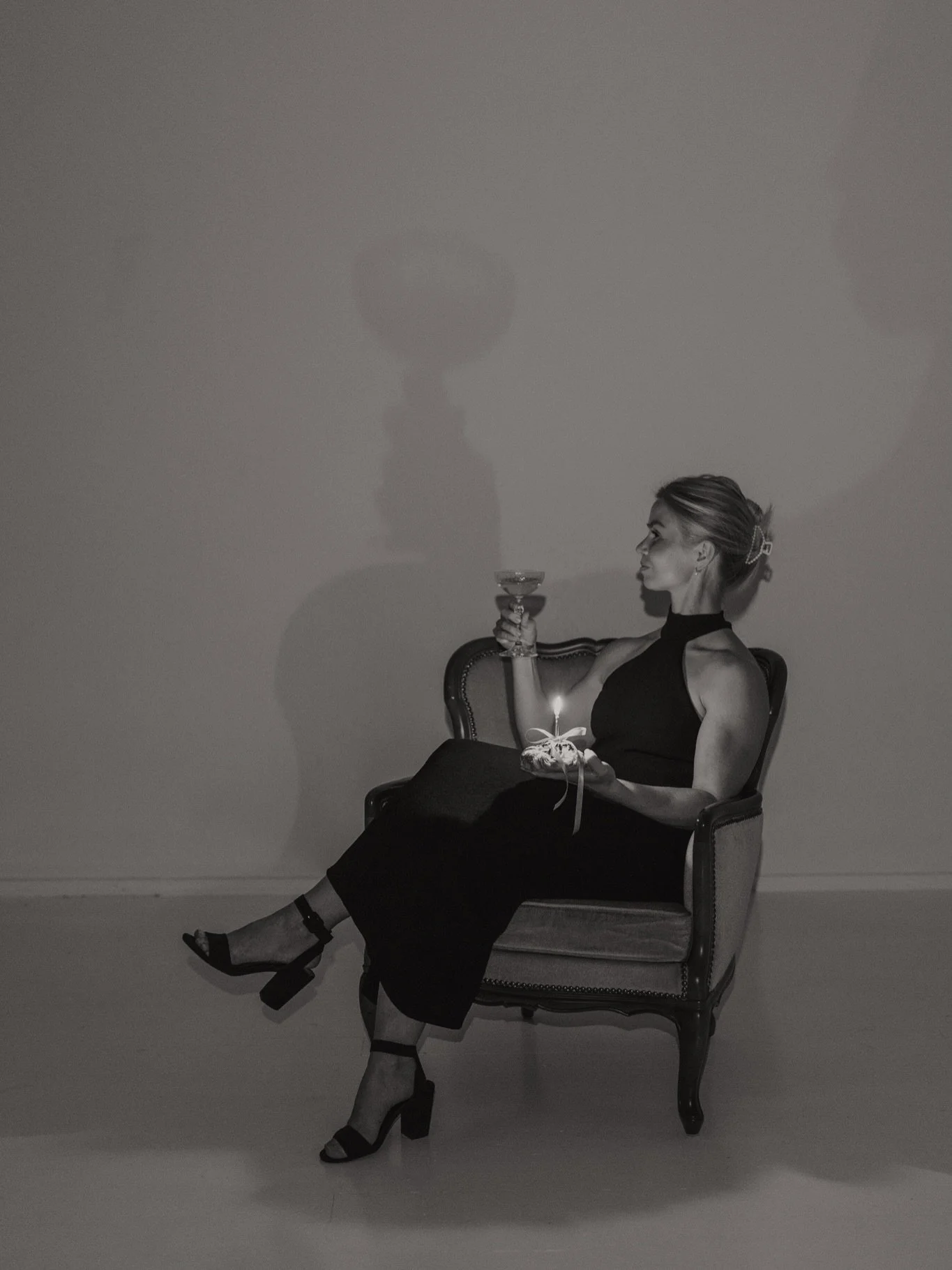 Musta open back -mekko l&ouml;ytyy my&ouml;s Haaveilla Designin vuokravaatemallistosta 🖤 
T&auml;m&auml; mekko on yksinkertaisuudessaan todella kaunis ja n&auml;ytt&auml;v&auml;, ja joustavan kankaan ansiosta se sopii koolle XS&ndash;M.

Pienet muok