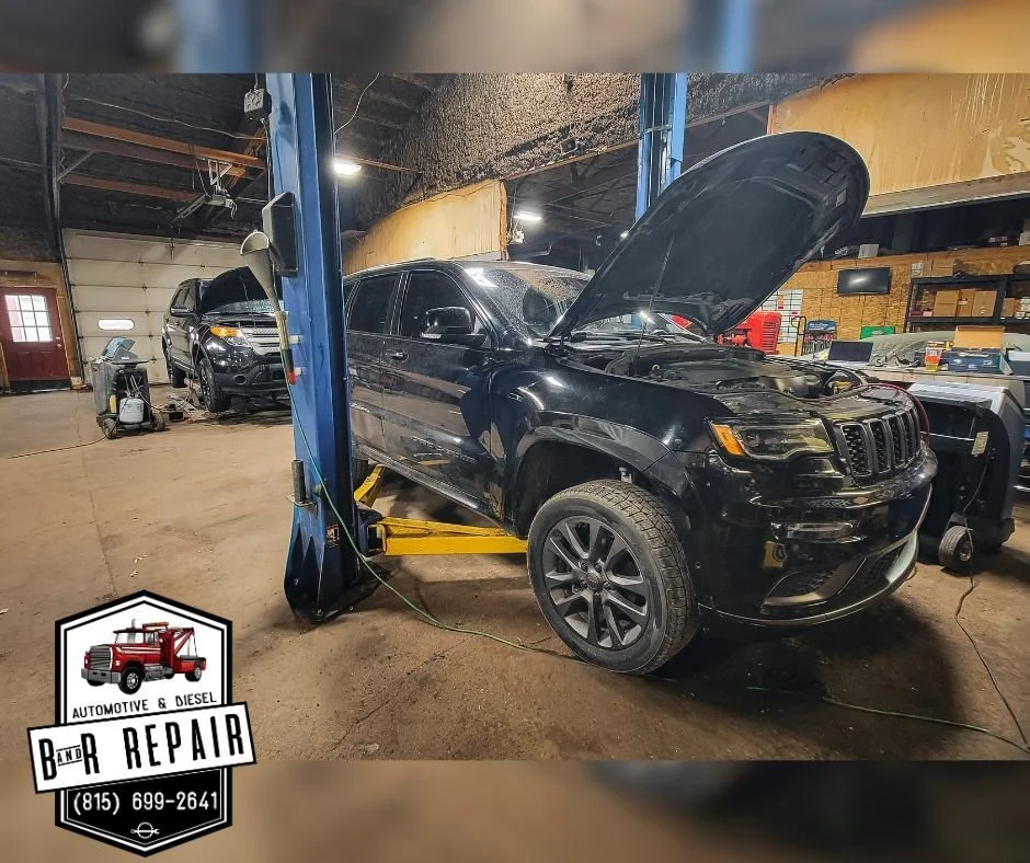 It's almost summer and we're getting these two SUVs ready to beat the heat with some A/C recharges! If your car's air conditioning doesn't seem to be working like it should, give us a call to set up an inspection appointment. 👇

📞 (815) 699-2641 (c