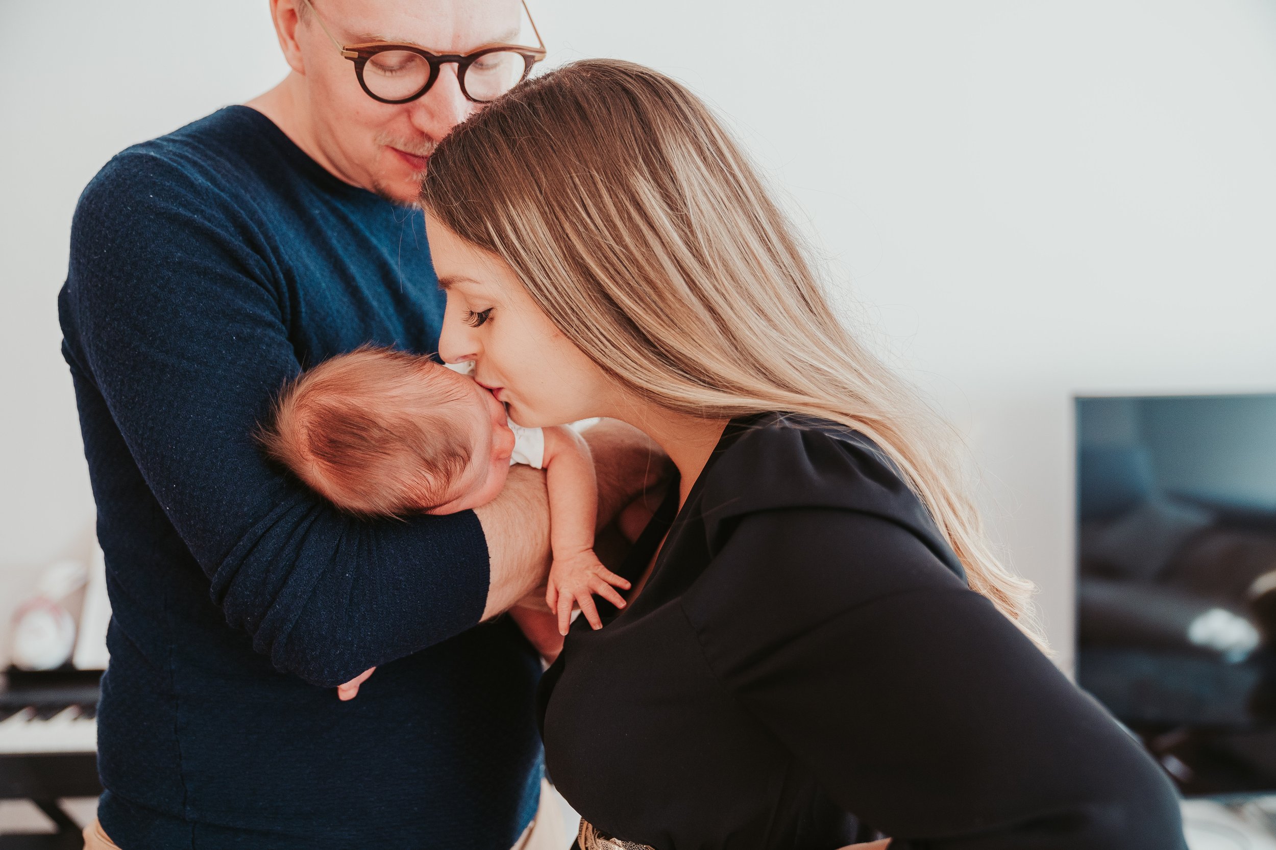 "Céline m’a été recommandée par un ami photographe pour réaliser notre séance photo grossesse en août 2022.
Par sa préparation en amont, sa douceur le jour J, son oeil talentueux et son travail respectueux des lumières et couleurs naturelles, Céline