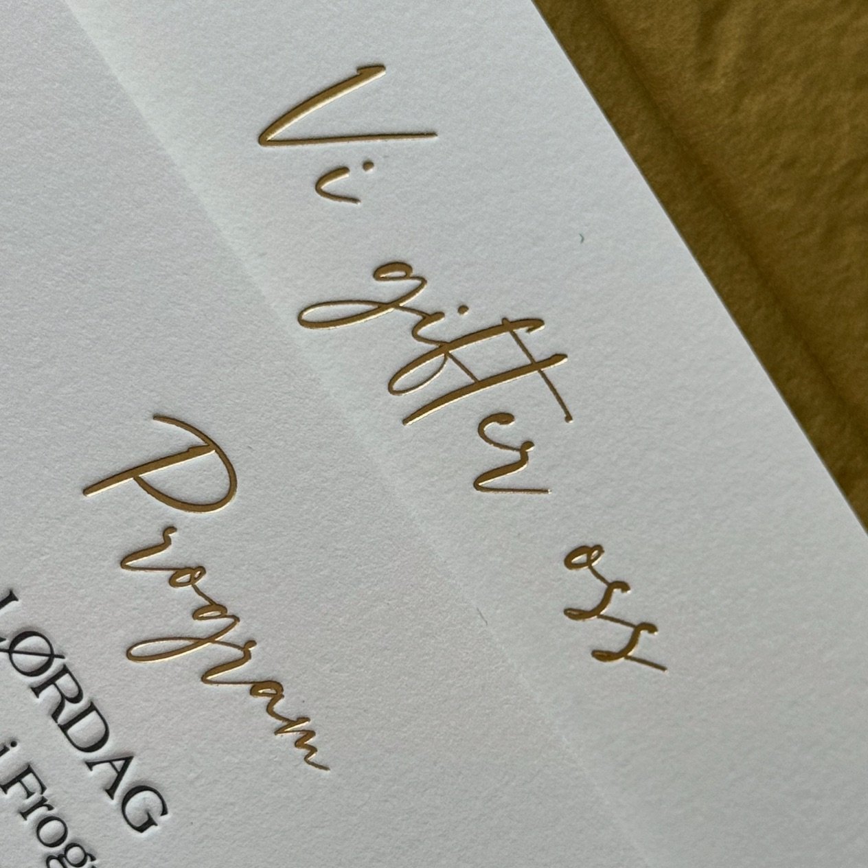 #goldfoil #foliering #makeitshine #invitasjoner #invitations #hotfoil #gull #gullskrift