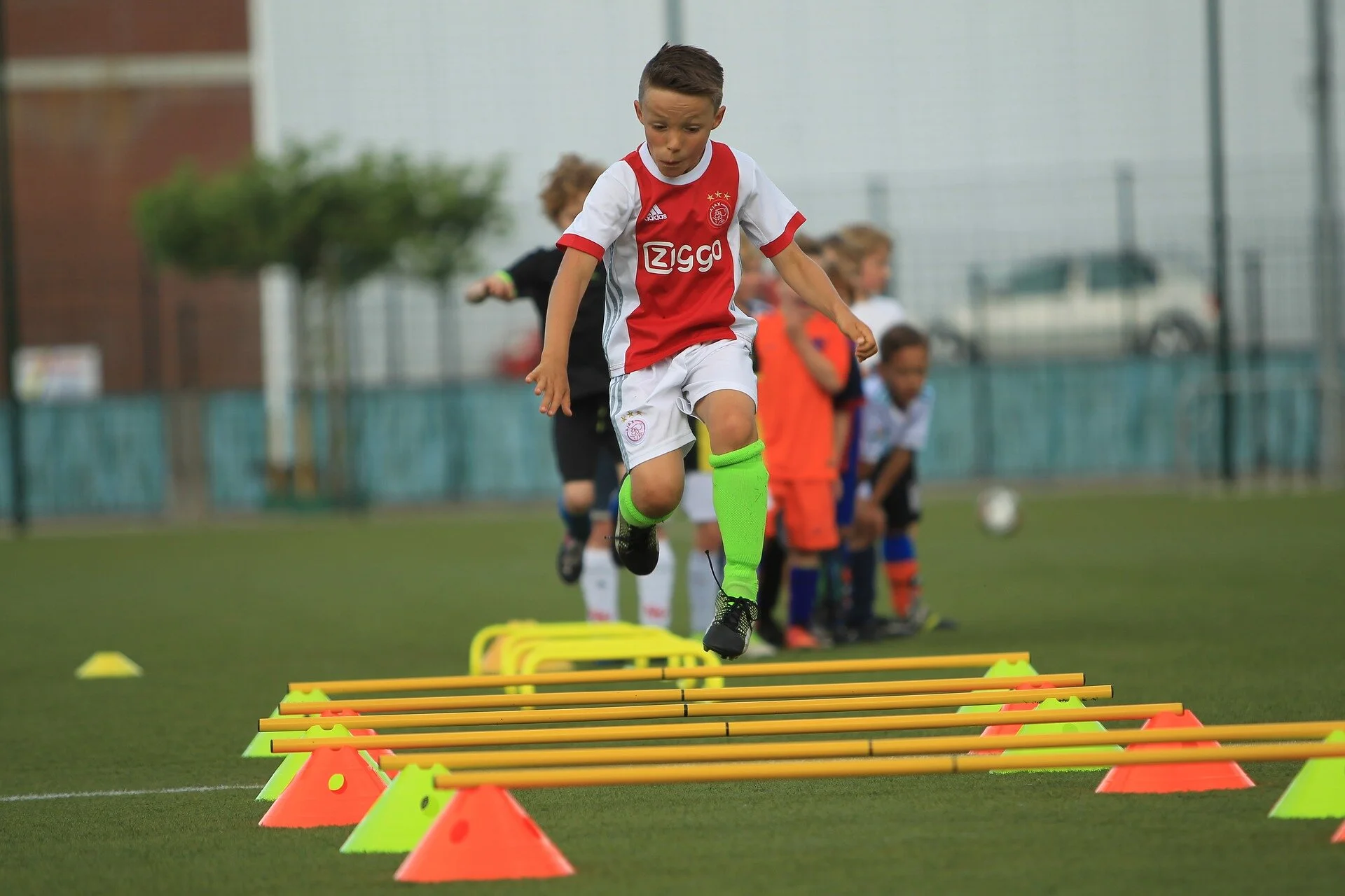 soccer-player-3477018_1920.jpg