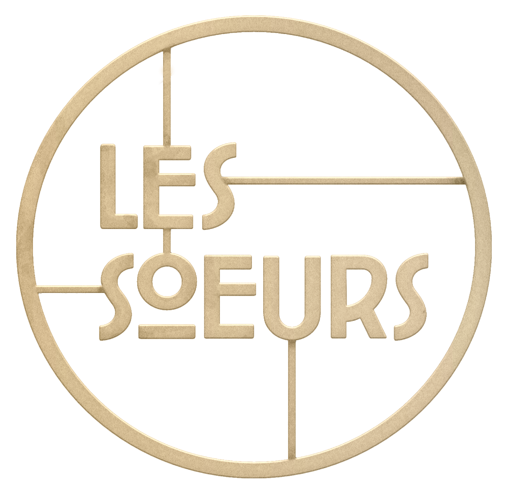 Logo met de tekst 'Les Soeurs' in een cirkel, met een kleurrijke achtergrond.
