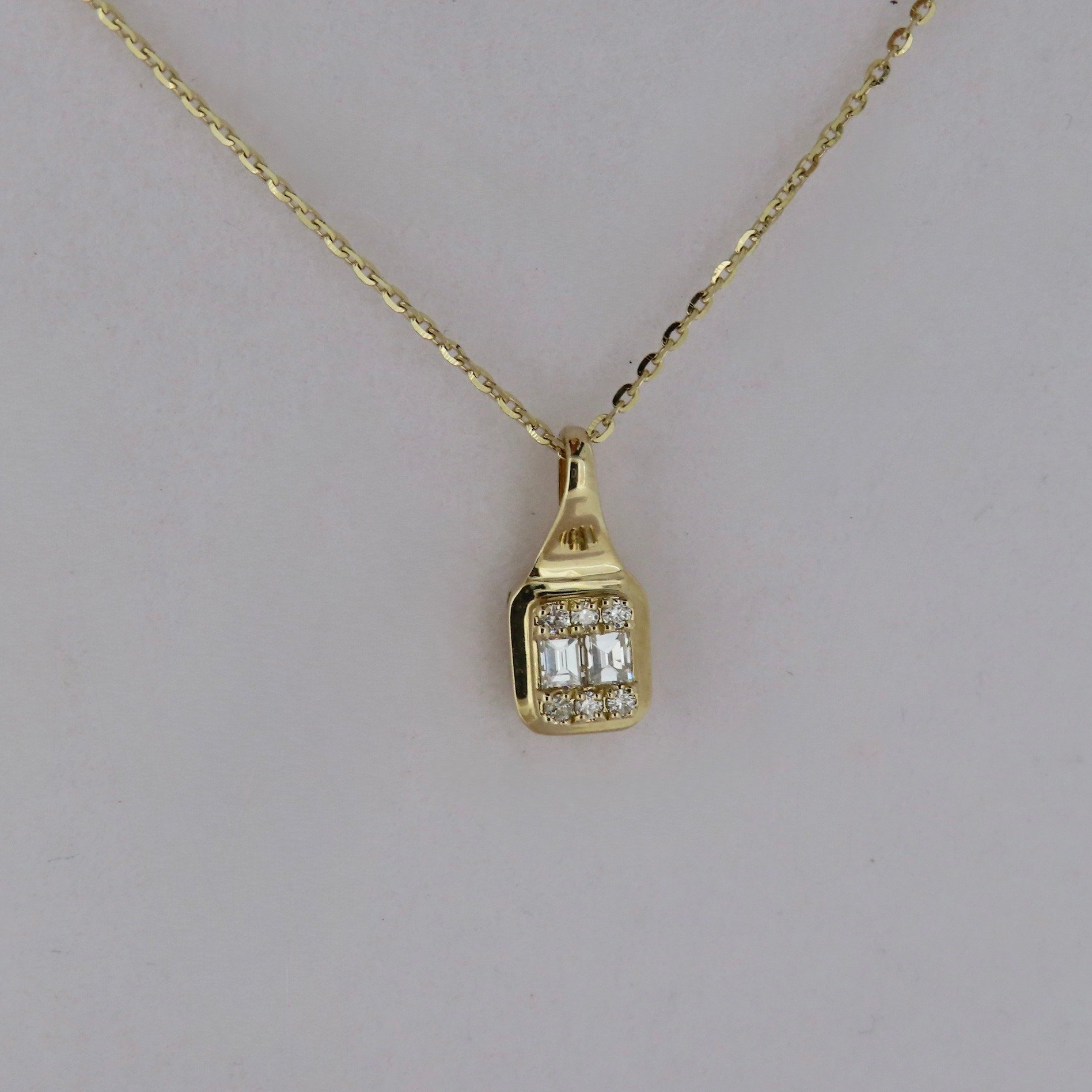 Just in: Double Emerald Cut Diamond Pendant ✨

A necklace with brilliant sparkle and timeless sophistication. Two emerald-cut diamonds framed by shimmering round diamonds, set in polished gold.

💫 14K yellow gold
💎 2 natural emerald cut diamonds + 