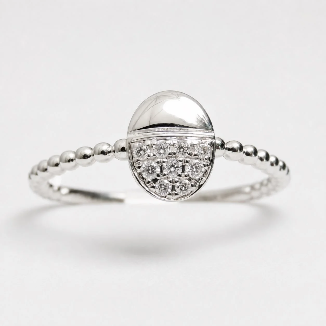 NEW: 14K White Gold Diamond Oval Ring ✨

A beautiful combination of polished elegance and delicate sparkle. An oval setting with a half diamond cluster is complemented by a fancy beaded band for a timeless look with a little something extra.

💫 14K 