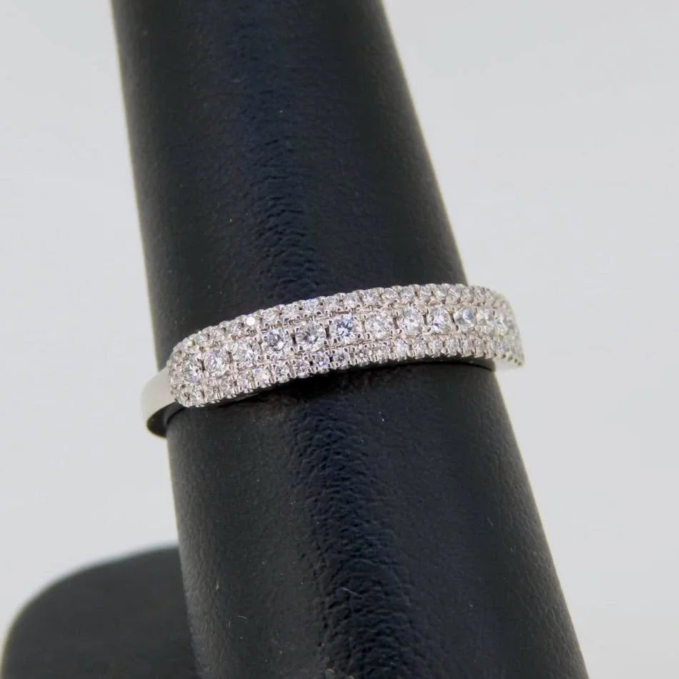 Another gorgeous new arrival: 14K White Gold Multi-Row Diamond Band 😍

Classic elegance meets brilliant sparkle. Three rows of natural round brilliant diamonds create a timeless band with added dimension and plenty of shine.

💫 14K white gold
💎 66