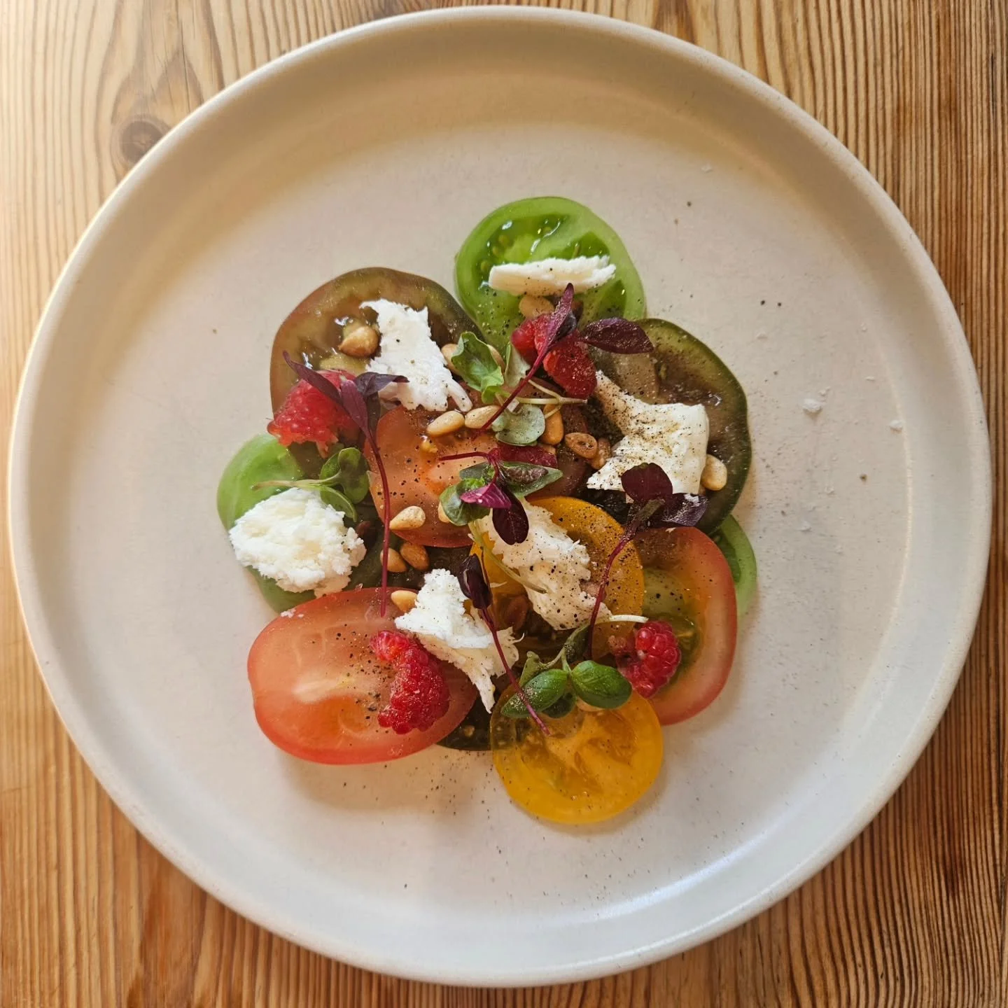 Heritage Tomato Carpaccio, Raspberry, Mozzarella, Pine Nuts, Basil

#heritagetomatoes 🍅 #refreshing #starter #colourful #thedovedargate #gastropub #localproduce 

Thank you @foodari_ for the stunning produce 😍