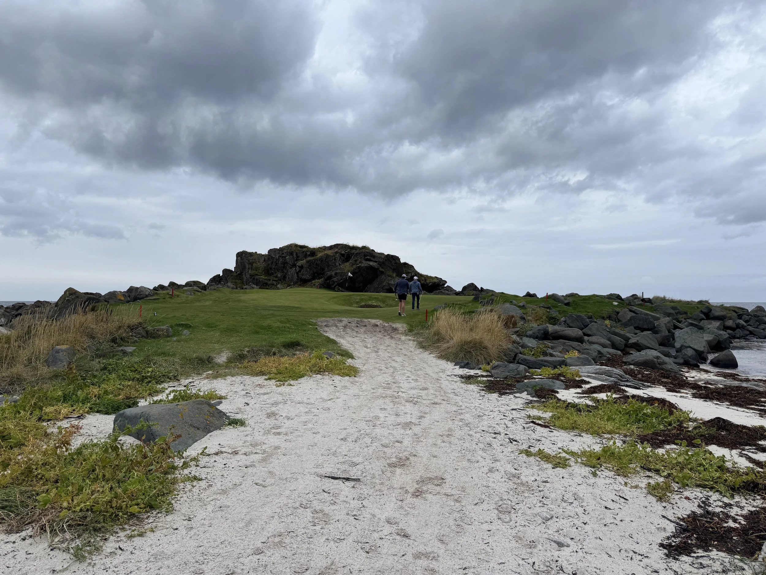 2 lofoten golf course 4.jpeg