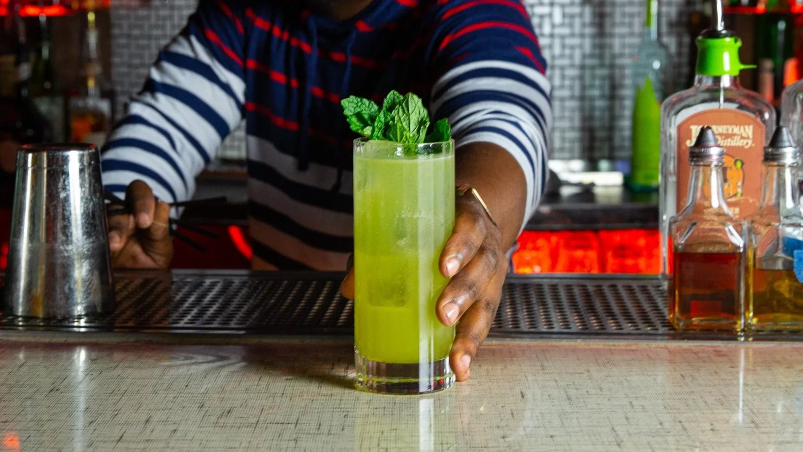 Bartender+Donavan+Mitchem+of+MONEYGUN12.jpg