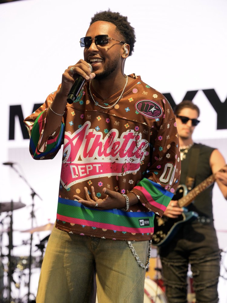 MvkeyyJ performing live