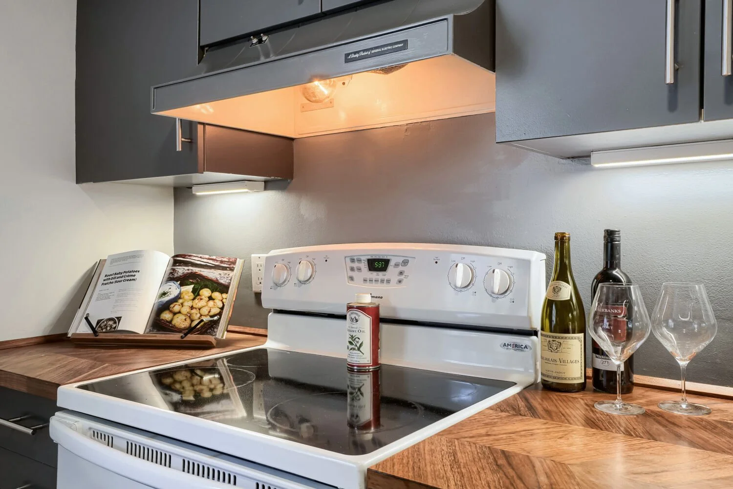 960 Sherman St 2F - Web Quality - 019 - 19 Kitchen.jpg