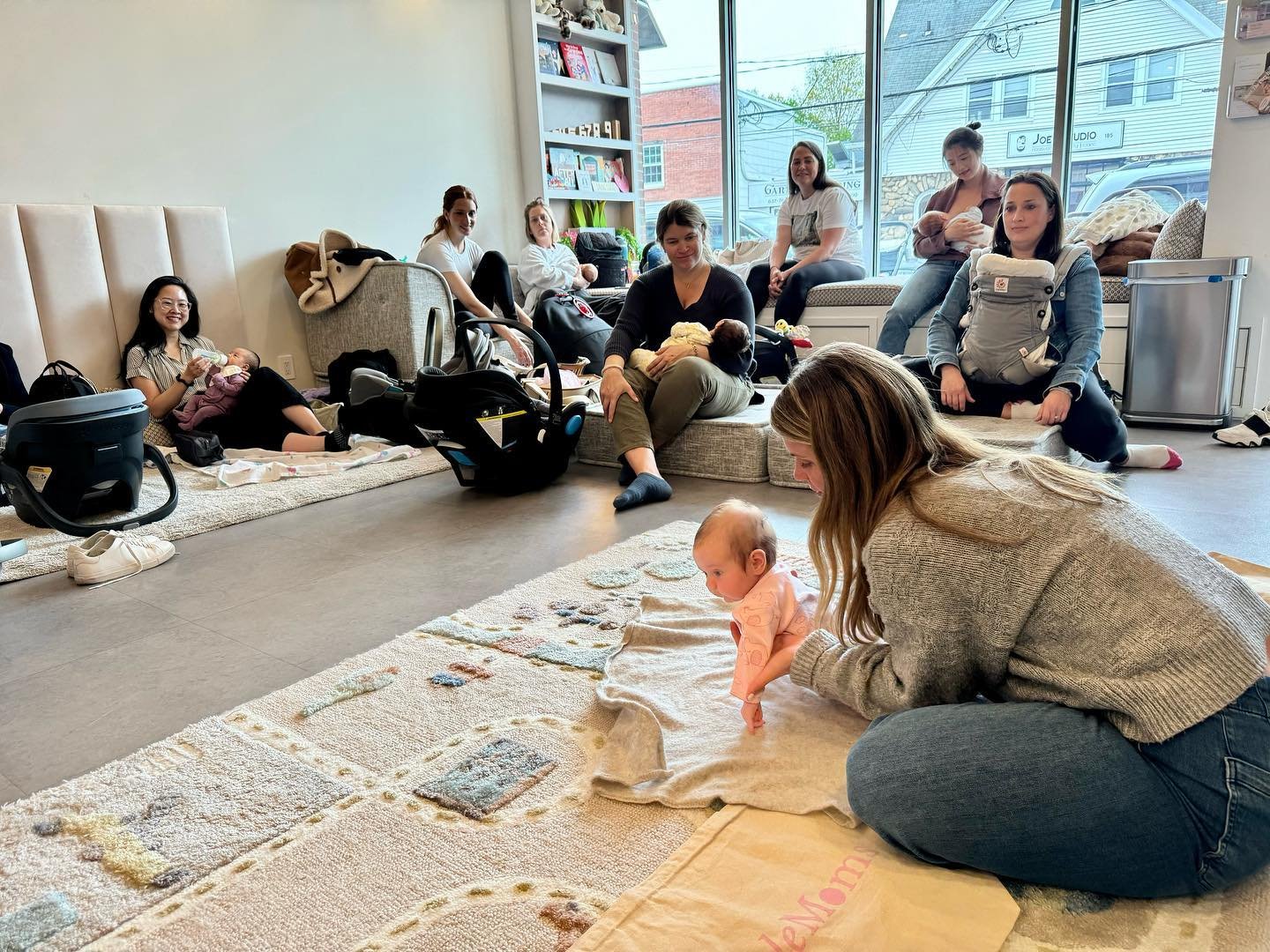 OG circle today with pediatric physical therapist Amanda Masterson @tinytransformationsnyc 🌸Hosted @greenwich_play 

#oldgreenwich #greenwichmoms #fourthtrimester