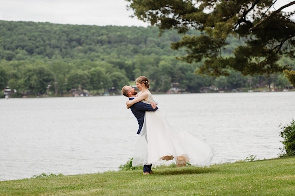 036_Fontainebleau-Inn-ithaca-finger-lakes-documentary-new-york-wedding-photography-67-1024x682.jpg