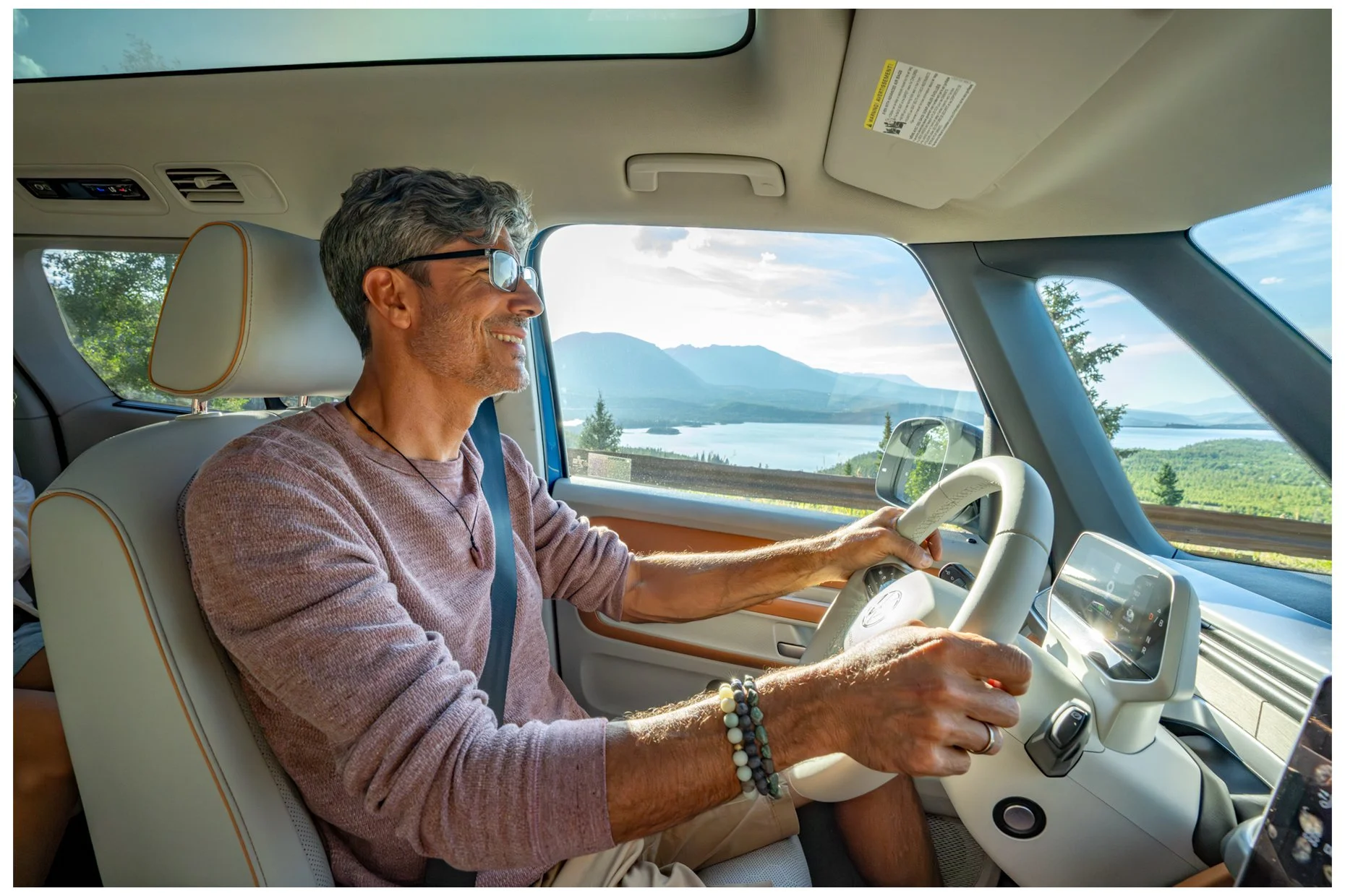 Man-Driving-with-Scenic-View-is20250806_iD_Buzz_2894.jpg