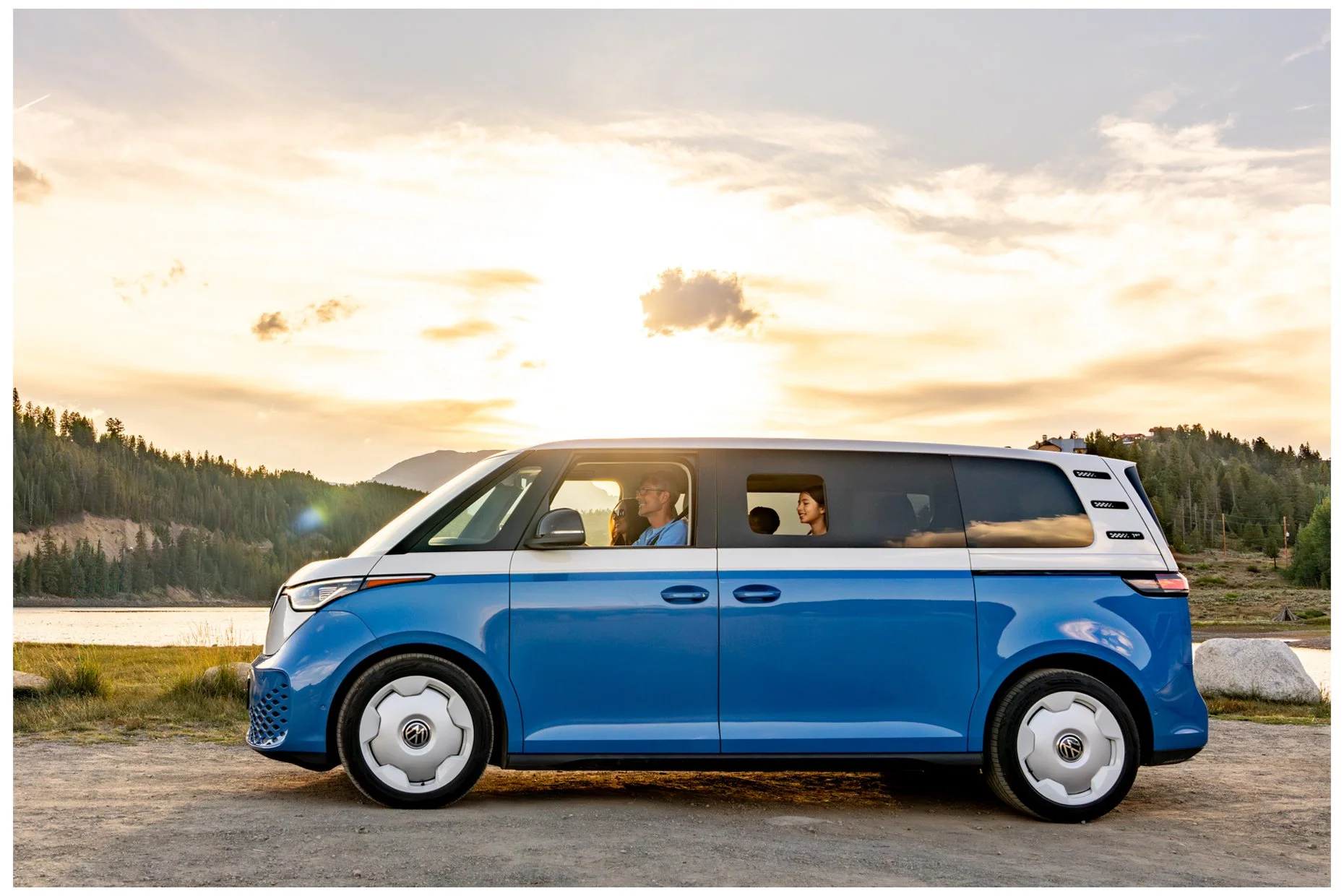 Family-Driving-Volkswagon-ID-Buzz-by-Lake-is20250806_iD_Buzz_3040.jpg