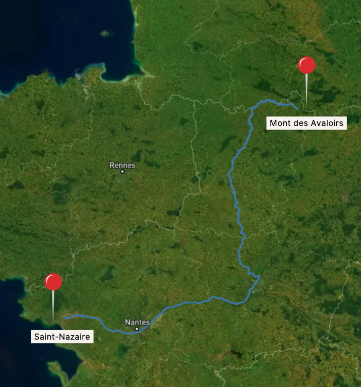Carte montrant un itinéraire entre le Mont des Avaloirs et Saint-Nazaire en France à bord d'une plate-à-aubes, un bateau bricolé par Constant Pelhate
