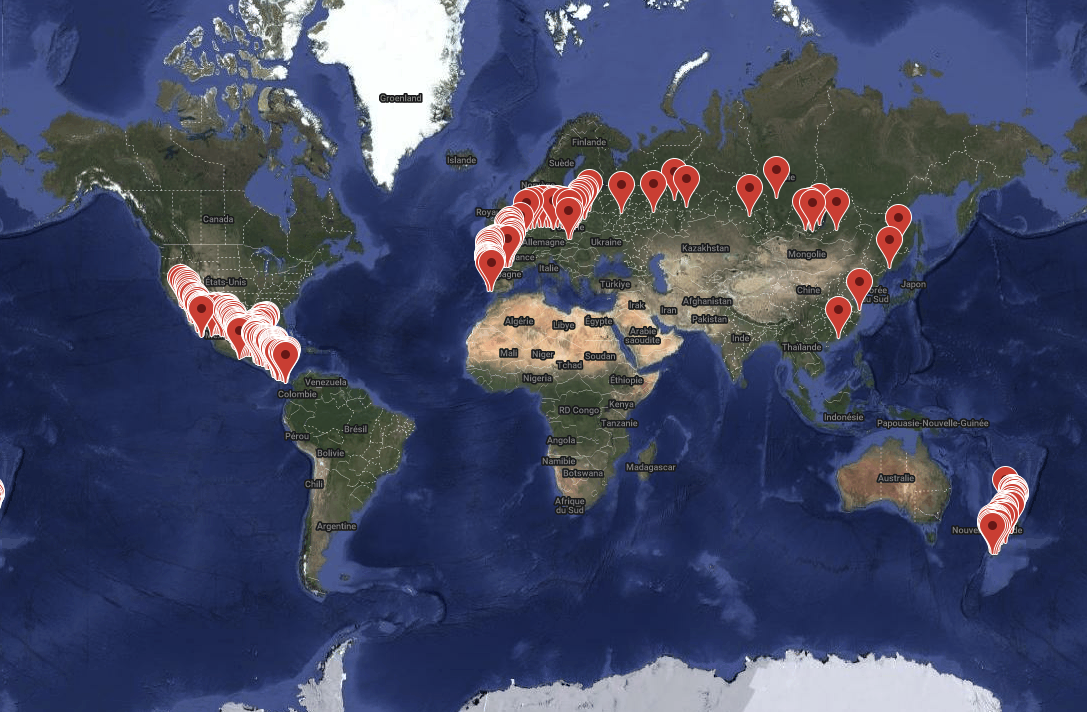 Carte du monde avec de nombreux points rouges marquant des emplacements, principalement en Europe, Asie, Amérique du Nord, et en Australie.