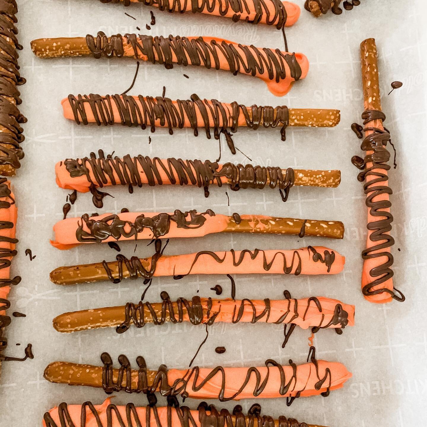 Making Tigger Tails was such a fun mommy daughter 👩&zwj;👧activity! My three year old loved helping stir the melted candies 🍬, dipping the pretzels 🥨, and drizzling the chocolate 🍫 Super easy + not super messy = 🎉

#mombosslife #momboss #momlife