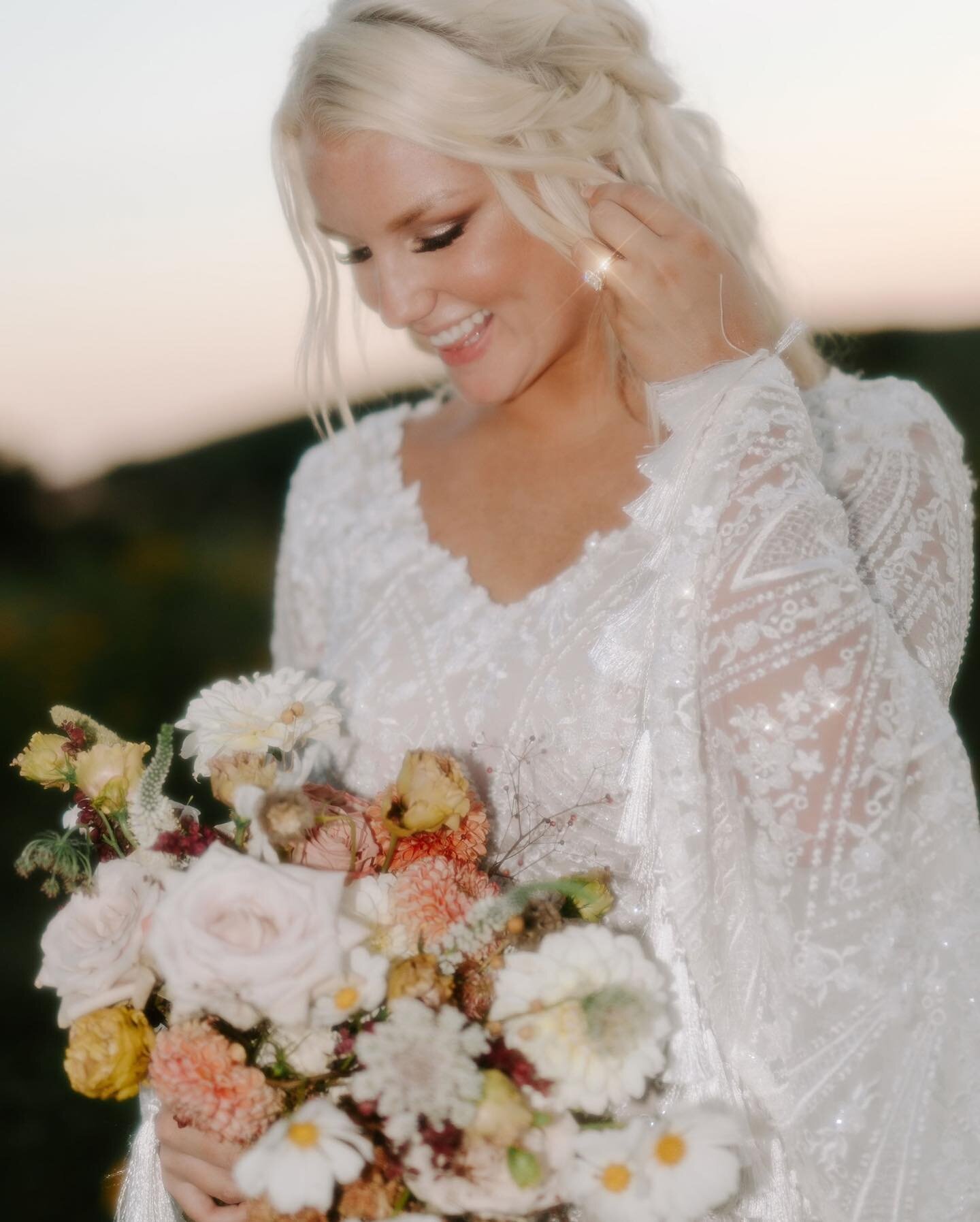 Hours of pure joy with filmy-like goodness sprinkled at the end of their DREAMY wedding day 🎥🤍 (2/2)

THE TEAM
photo: @lauj.co 
venue:&nbsp;@1890kc 
dress:&nbsp;@bodabridal 
florist: @thorne.floral 
cake:&nbsp;@kristinalleycarver 
make up: @paradis