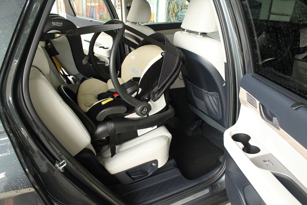Ample space for child restraints_