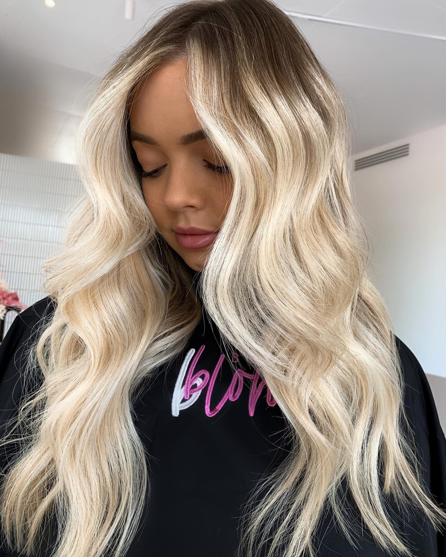 Low maintenance with dimension ⚡️⚡️⚡️ Are you guys a fan?? Let me know below 💕
.
.
.
.
.
#balayage #perthbalayage #balayagespecialists #balayageperth