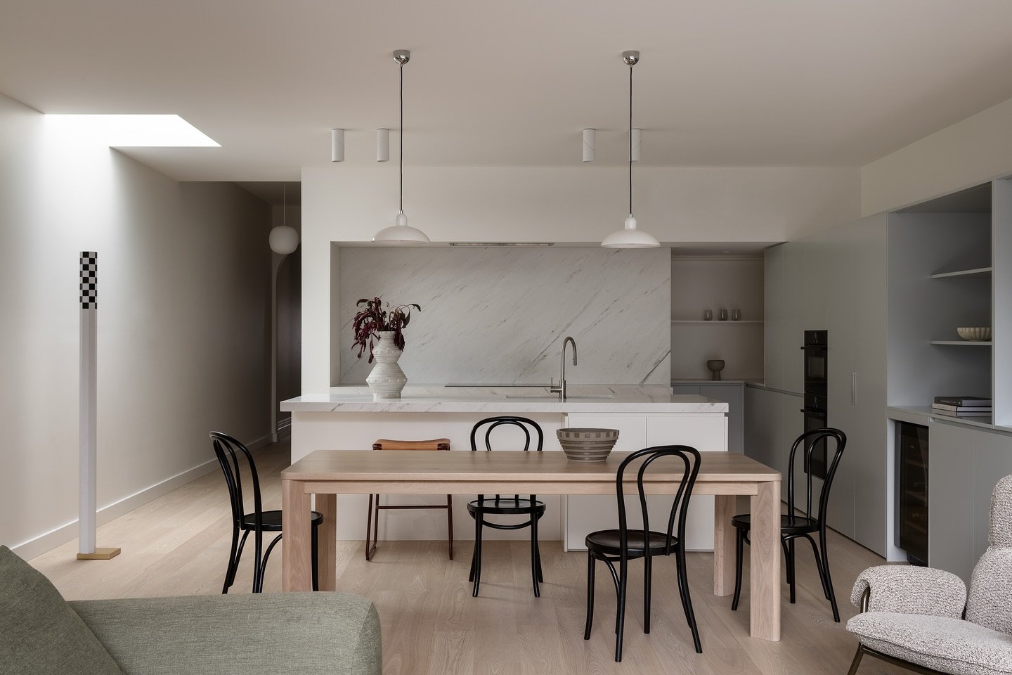 Specifying beautiful materials in a mix of textures that complement the architecture.
Interior decorator/material specification @navypanelandco 
Photography @timothykaye 
Architecture @tomrobertsonarchitects 
Builder @apcbuild
