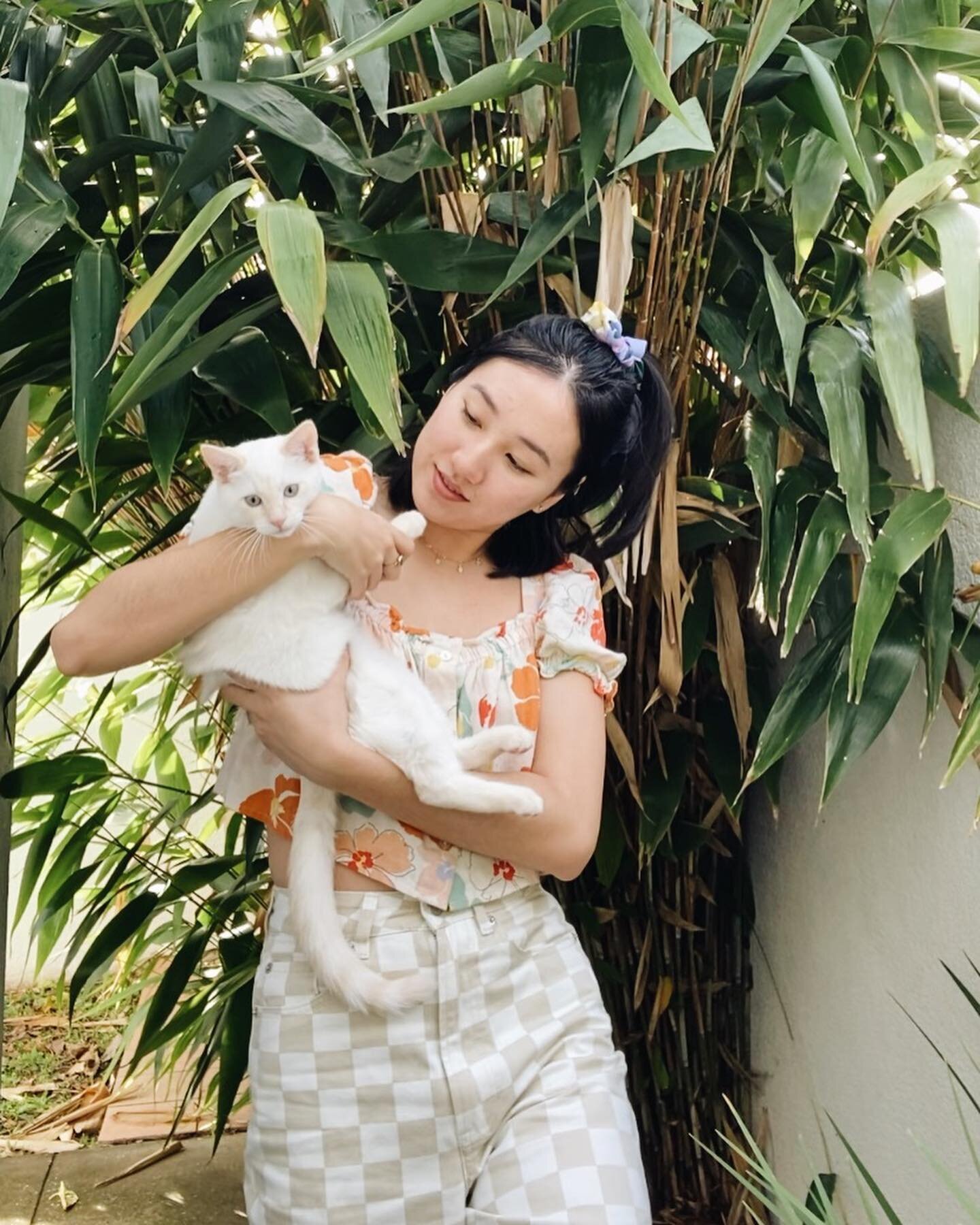 All those people who didn&rsquo;t like the way Emily Ratajkowski holds her baby have clearly never seen me hold a kitten 🥴 #whyaretheysoslippery