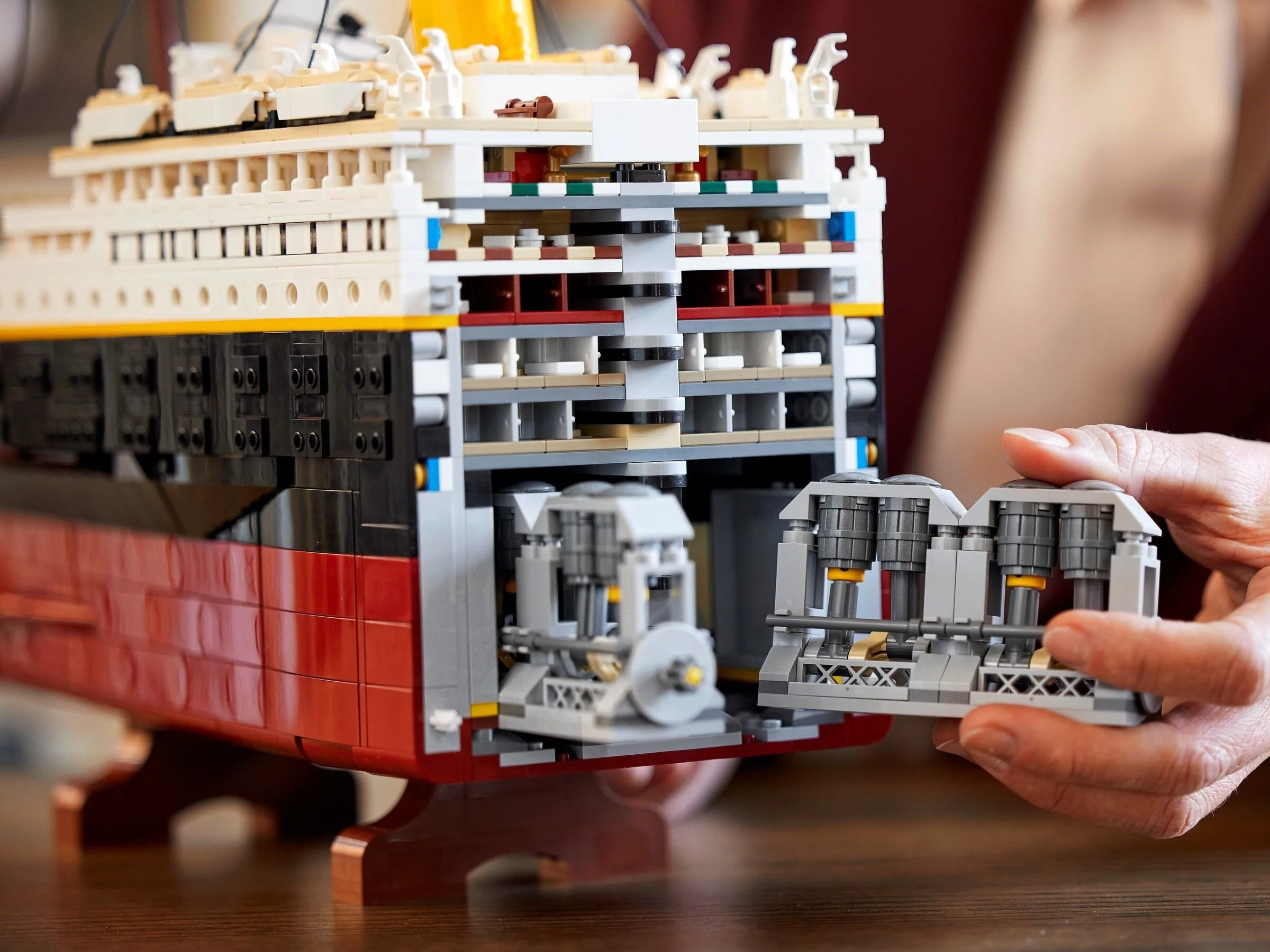 Kapal Titanic yang terbuat dari kepingan LEGO