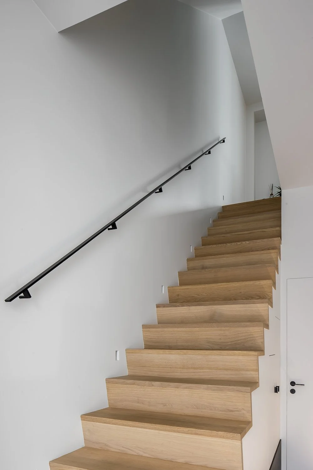 eik trap met Z-treden en stalen handrail