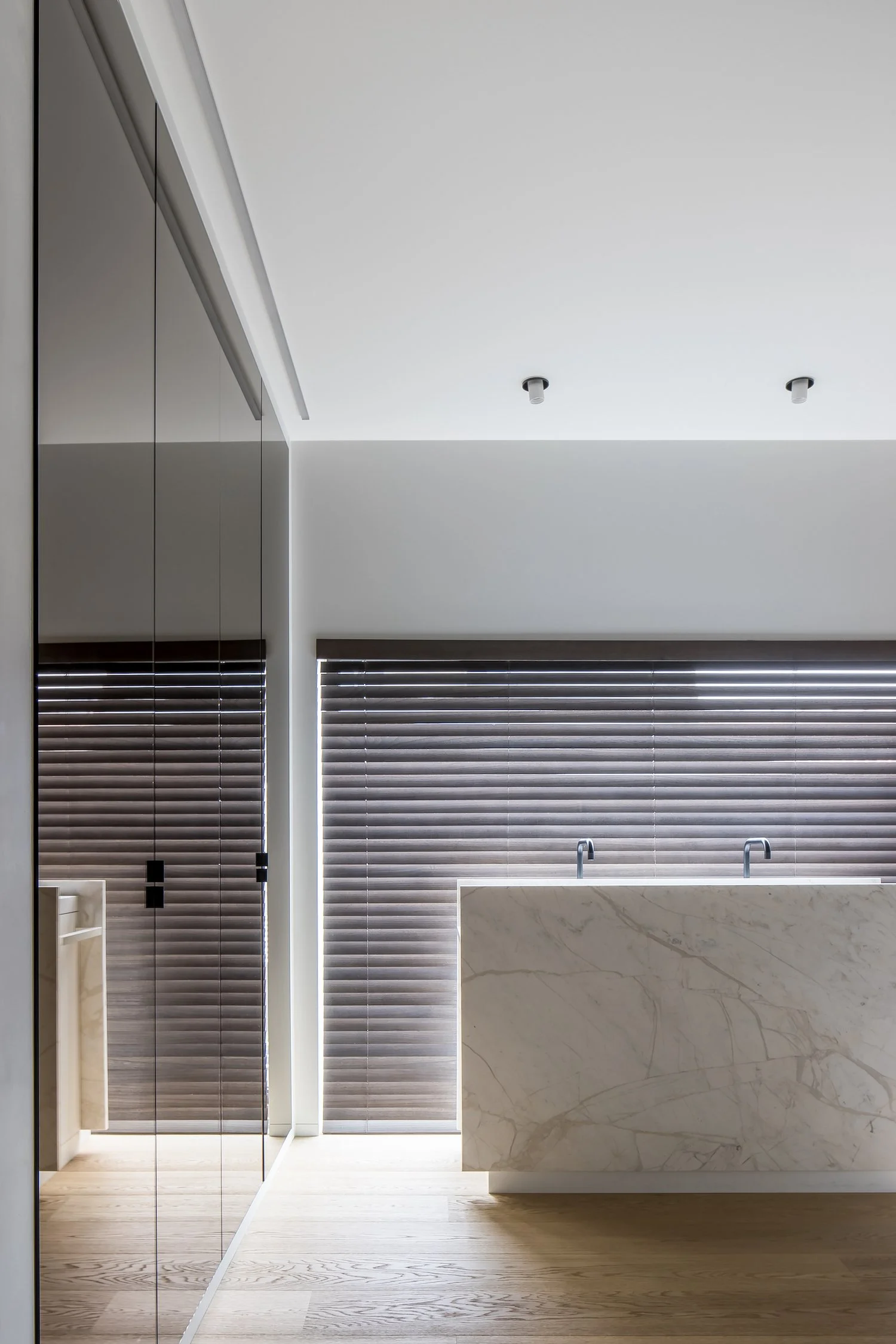 badkamer lavabo voor hoog raam