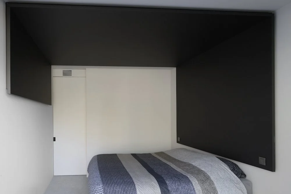 baldakijn boven bed met indirecte verlichting