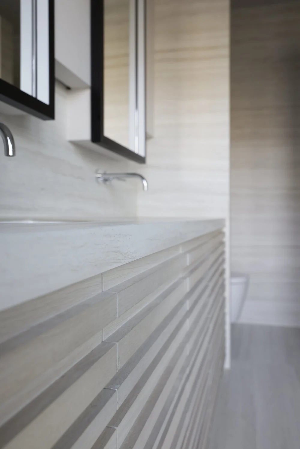 detail lavabomeubel met horizontale latjes.jpg