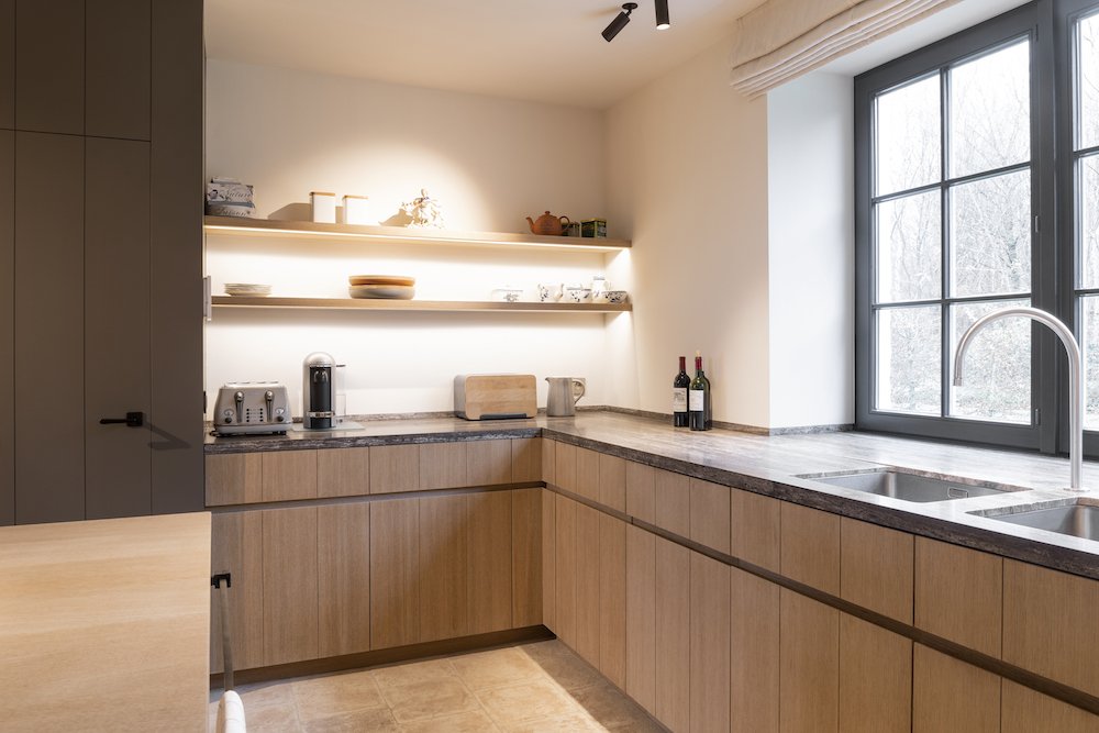 warme, moderne keuken met natuursteen tablet en eiken fronten