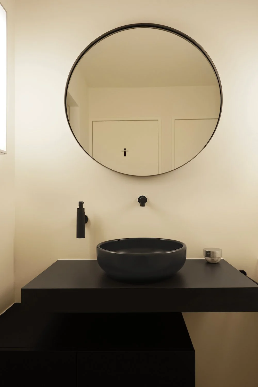 lavabomeubel aan gemeenschappelijke toiletten