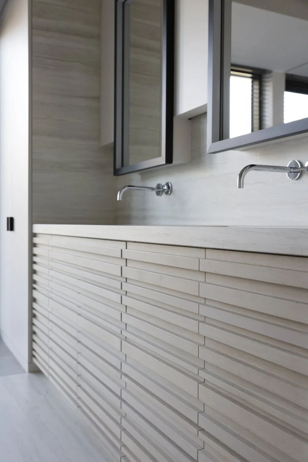 lavabo meubel met horizontale latjes
