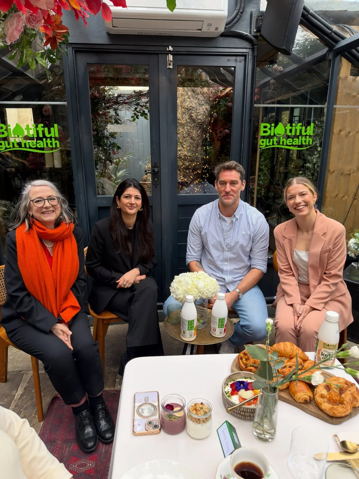 Camera roll from the last few week! 

1- on a panel for @biotiful_gut_health discussing the gut brain connection 🫶🏼
2- @chaibymira @miramanek @cloudtwelveclub 
2- @zoe FIBRE FESTIVAL and made some bakes from my book for everyone to try 
3- @leilab.
