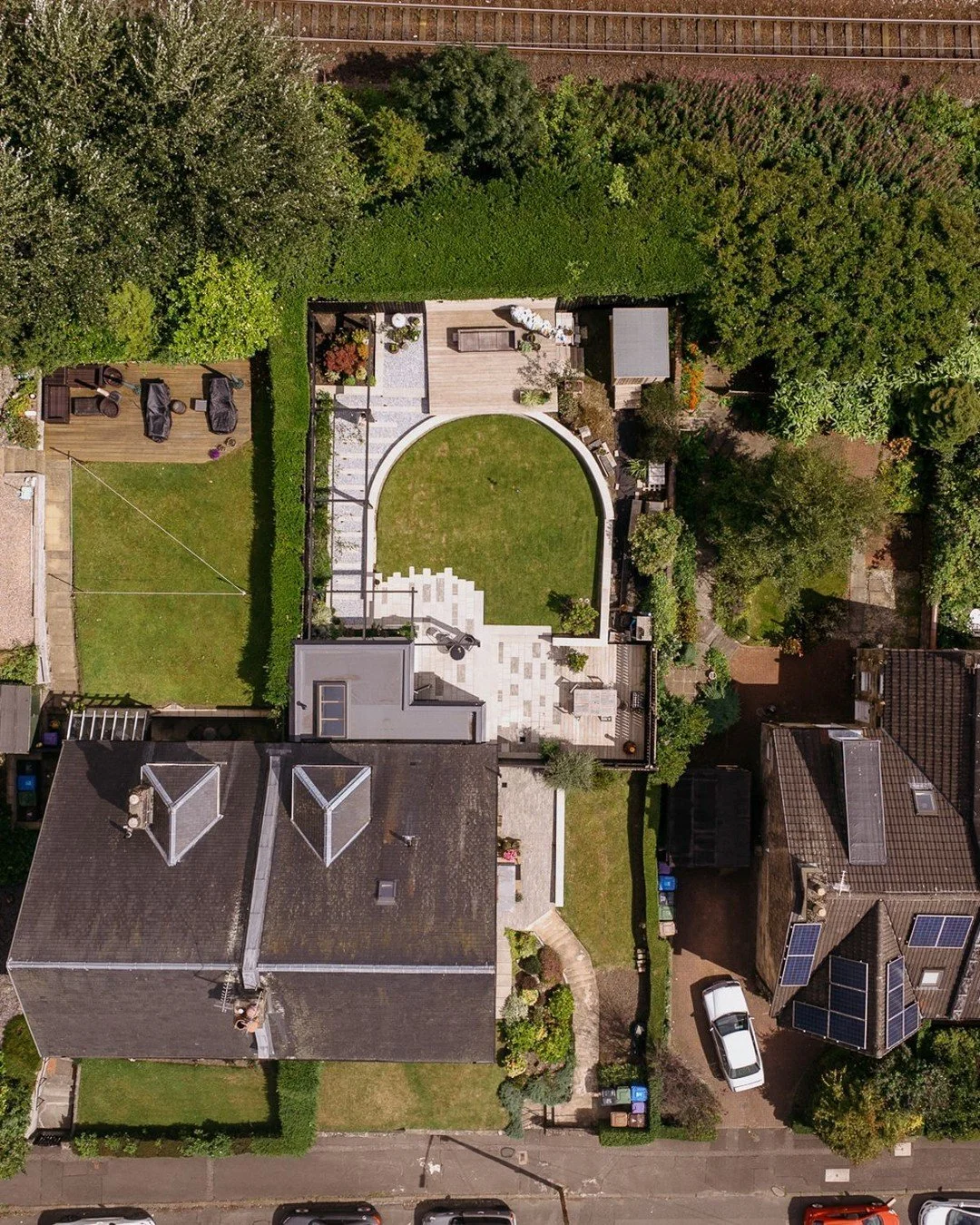 An expressive sculptural extension connecting house and garden in a unique sandstone terrace.

Client - @stallanbrand 
Contractor - @sitkaprojectsltd 
Engineering - @sfstructuresscotland 
Photography - @willscottphoto 

#techniquestudio #modernhome #