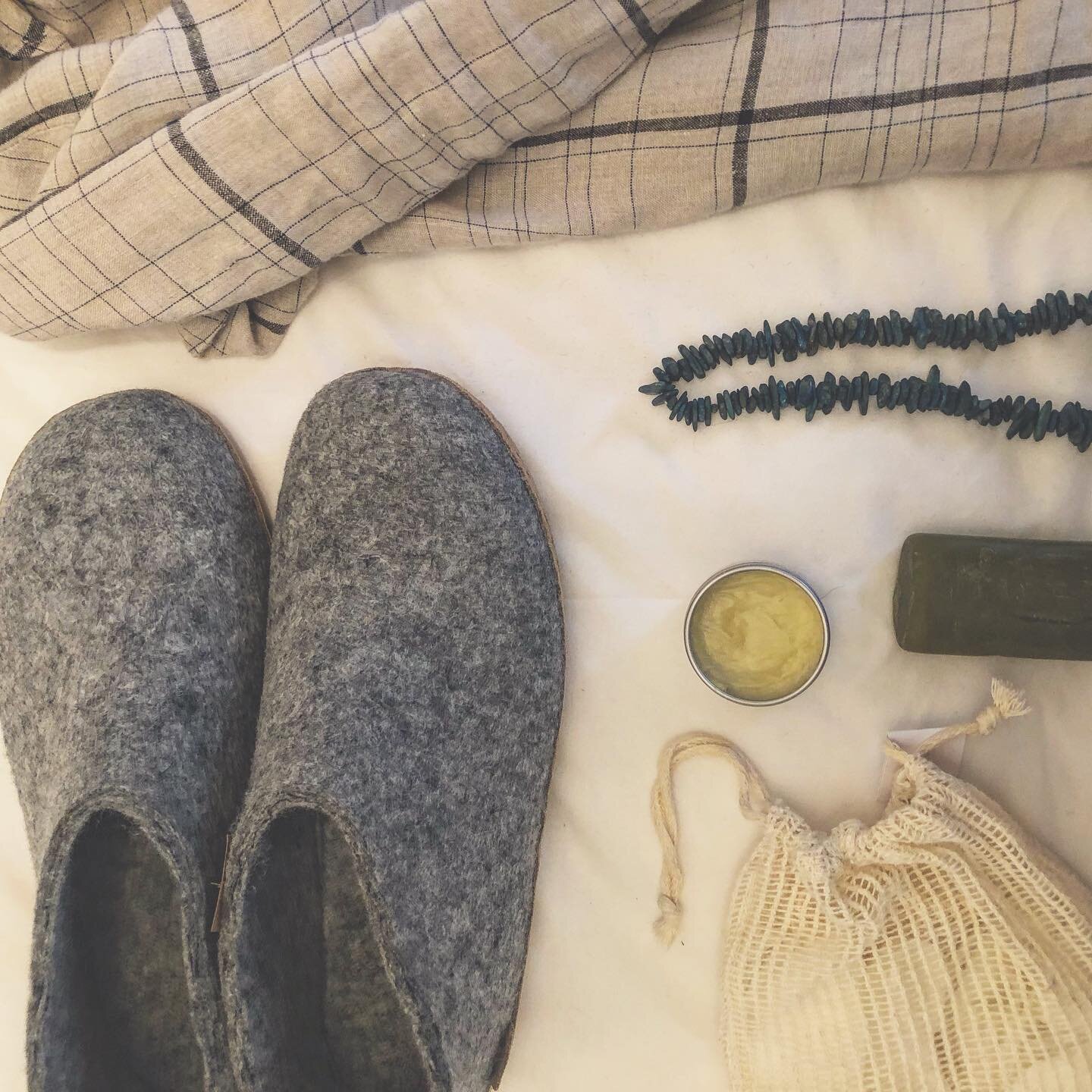 Time to get comfy in my favourite shirt and glerups, relax and maybe even pop on an old movie 🍿 

How&rsquo;s your Sunday? 

#sundayvibes #oldmovies #relax 
#glerups #kamesfarm #sliponshoes #comfort #sustainablefashion #felted #feltedslipons #lifeon
