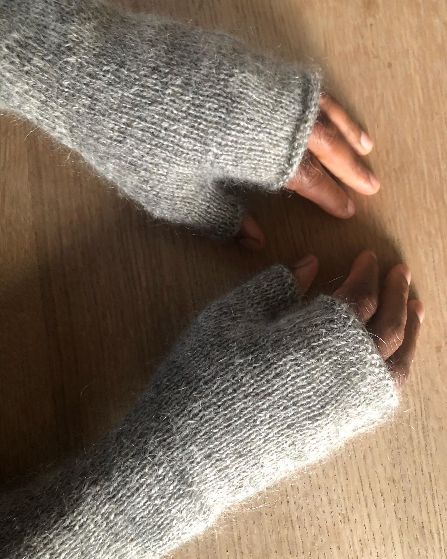 Absolutely perfect hand knitted mitts from our very own mohair&hellip;. With thanks to the talents of #kathegray.  #lifeonkamesfarm #scottishhighlands  #angoragoats  #knitting #scottishknitwear #argyll