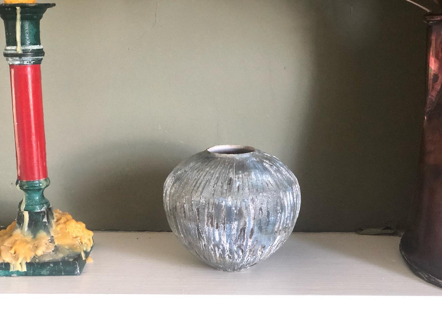 A very beautiful addition to Kames Farm&hellip;. Piece from Lise Herud Braten. The only thing which prevented me buying the larger piece in the window was transportation but it&rsquo;s on my Christmas list. Just saying&hellip;..
#pottery #coloursofth